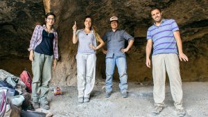 Equipo de trabajo en Cueva Huenul. Foto: gentileza Guadalupe Romero Villanueva.