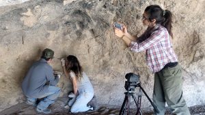 El equipo de especialistas analiza las paredes de la cueva. Foto: gentileza Ramiro Barberena.